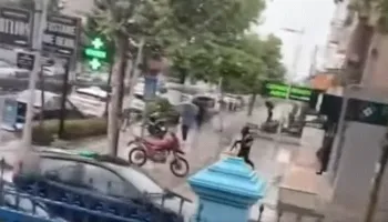 Me automatik në dorë, video e grabitjes së argjendarisë në Kamëz