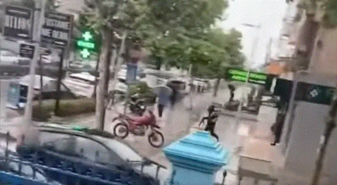 Me automatik në dorë, video e grabitjes së argjendarisë në Kamëz