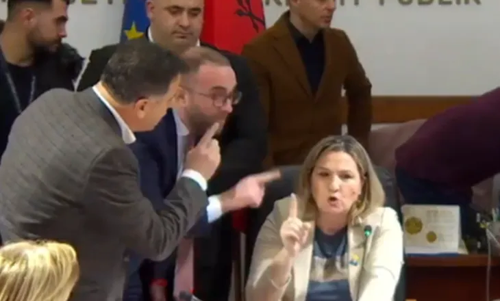 “Me delëri nuk vihet në pushtet”, Flutura Açka thumbon demokratët pas marrëveshjes me PS