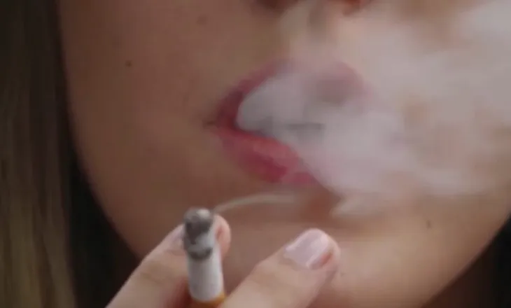 “Me dhunë nuk ndalohet duhani”, ekspertët kërkojnë ndërgjegjësim dhe edukim