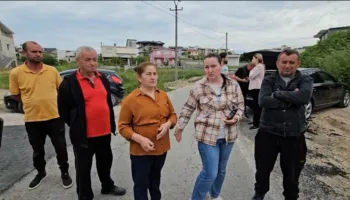 “Më dolën përpara me çekiç”. Banorët e Arapajt protestojnë kundër familjes problematike: I kemi denoncuar 5 herë!