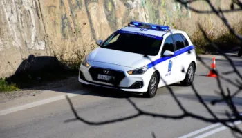 Me kallashnikov dhe të maskuar, tre persona grabisin bankën në Greqi, marrin mbi 200 mijë euro