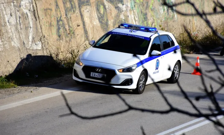 Me kallashnikov dhe të maskuar, tre persona grabisin bankën në Greqi, marrin mbi 200 mijë euro