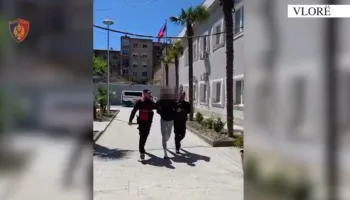 Me pistoletë lodër, maskë dhe euro e dollarë të falsifikuara me vete, arrestohet 18-vjeçari në Vlorë