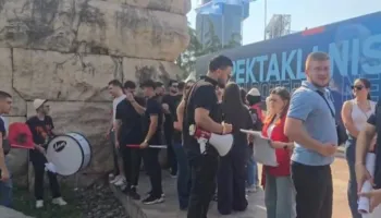 Me plisa dhe flamurin kuq e zi, nis protesta në Tiranë në mbështetje të shqiptarëve të Maqedonisë së Veriut