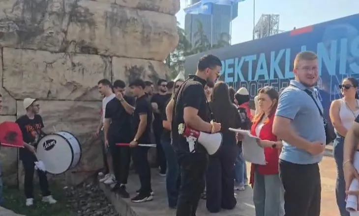 Me plisa dhe flamurin kuq e zi, nis protesta në Tiranë në mbështetje të shqiptarëve të Maqedonisë së Veriut