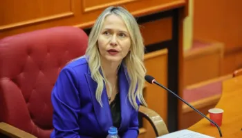 “Më shkarkoni, të bie edhe unë rehat”/ Anuela Ristani ‘sfidon’ PS në mbledhjen me dyer të mbyllura të Këshillit Bashkiak