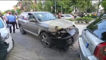 Me shpejtësi skëterrë, “Porsche” përplas makinat e parkuara në qendër të Fierit, qytetarët neutralizojnë shoferin