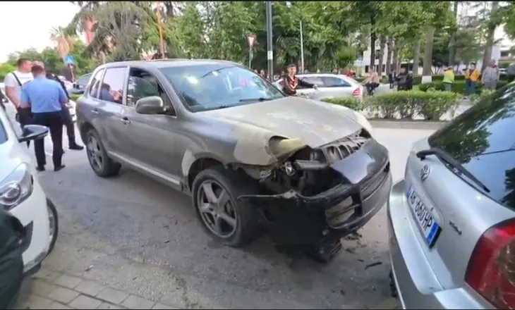 Me shpejtësi skëterrë, “Porsche” përplas makinat e parkuara në qendër të Fierit, qytetarët neutralizojnë shoferin