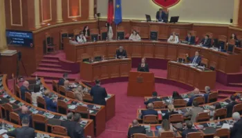 Mes kontestimeve të opozitës, Genta Tafa betohet si Komisionere për Mbrojtjen nga Diskriminimi