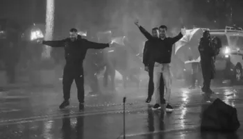Mes shiut dhe gazit u përplas Shqipëria që kërkon liri dhe ajo që mbron regjimin!
