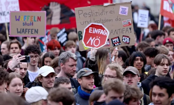 Mijëra studentë ngrihen në protesta rrugëve të Gjermanisë, nuk duan shërbimin e detyrueshëm ushtarak!