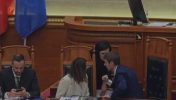Ministri Hoxha “i zë” vendin Ramës, asistentja e Kuvendit e ngre nga karrigia