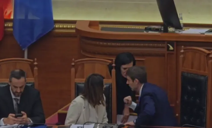 Ministri Hoxha “i zë” vendin Ramës, asistentja e Kuvendit e ngre nga karrigia
