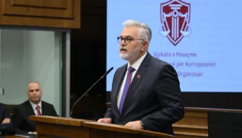 Ministri i Drejtësisë kundër “kafazit” në sallat e gjyqeve: Prek prezumimin e pafajësisë dhe dinjitetin njerëzor
