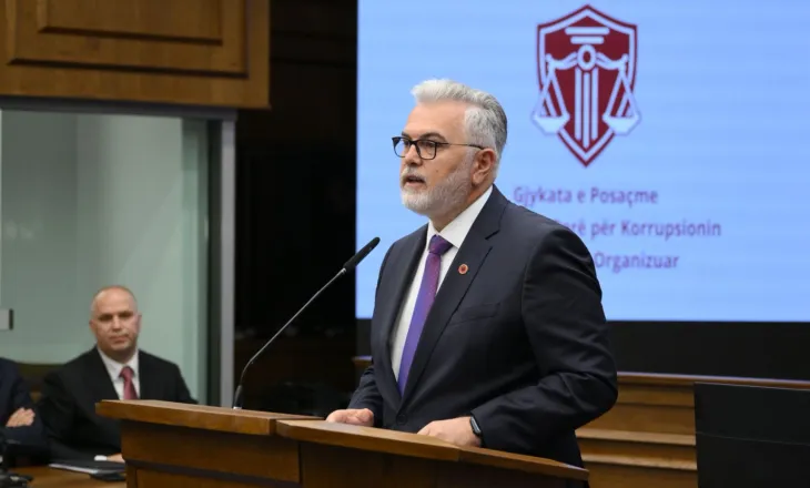 Ministri i Drejtësisë kundër “kafazit” në sallat e gjyqeve: Prek prezumimin e pafajësisë dhe dinjitetin njerëzor