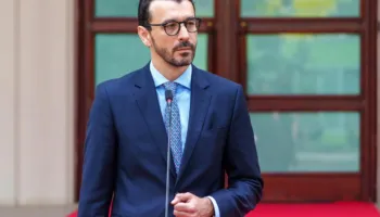 Ministri Karakaçi: Qeveria jep subvencion 50 lekë/ litri për transportin publik