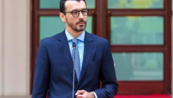 Ministri Karakaçi: Qeveria subvencion 50 lekë/litër karburant për transportin publik