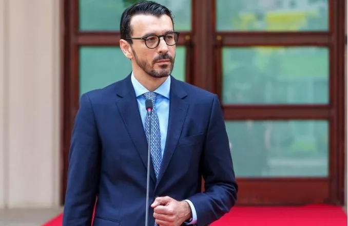 Ministri Karakaçi: Qeveria subvencion 50 lekë/litër karburant për transportin publik