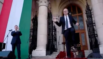 “Ministri kërcimtar” rikthehet në skenë/ Zsolt Hegedűs sërish viral në inaugurimin e qeverisë së re hungareze