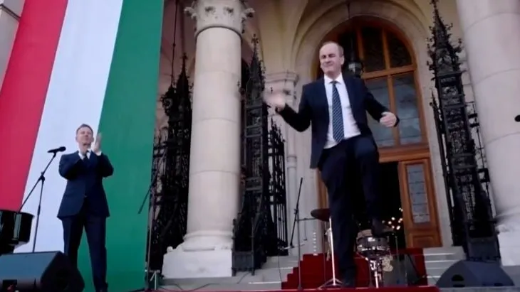 “Ministri kërcimtar” rikthehet në skenë/ Zsolt Hegedűs sërish viral në inaugurimin e qeverisë së re hungareze
