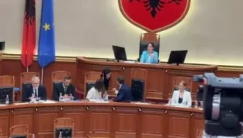 Ministri ulet te vendi i Ramës në sallën e Kuvendit, i thonë të çohet menjëherë