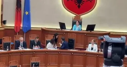 Ministri ulet te vendi i Ramës në sallën e Kuvendit, i thonë të çohet menjëherë