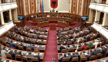 Miratohet me 100 vota pakti i ri mes PS e PD për rregulloren e Kuvendit, voton kundër vetëm Redi Muçi i Lëvizjes Bashkë