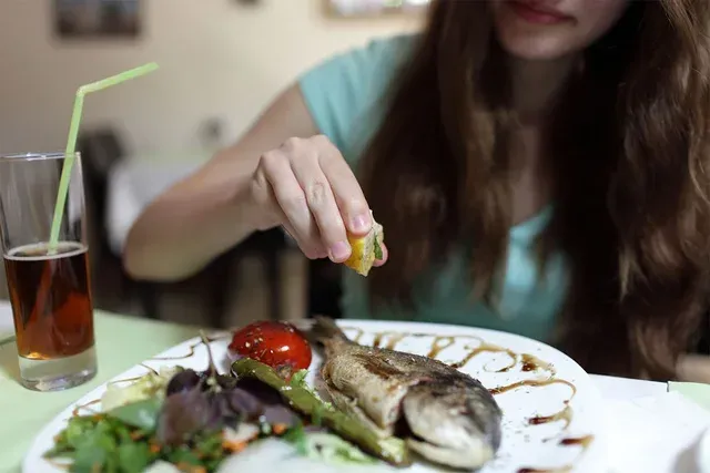 Mirupafshim, salmon dhe ton… Peshku më i lirë, i shëndetshëm dhe ushqyes është ky