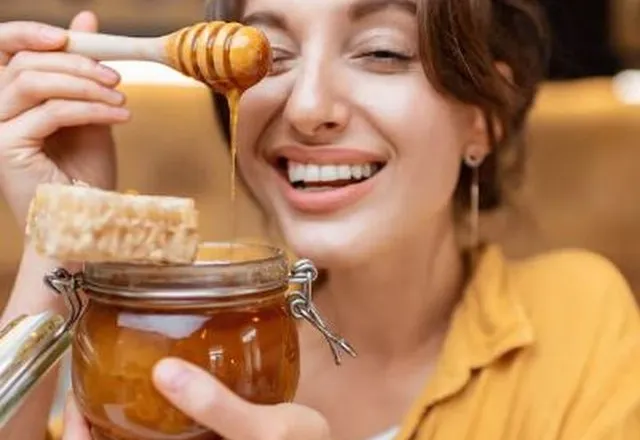 Mjalti si alternativë ndaj sheqerit/ Çfarë ndodh me trupin kur e konsumoni çdo ditë
