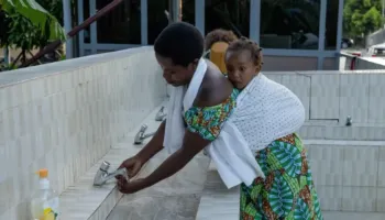 Mjekja e OBSH: Ebola mund të përhapet më shpejt nga sa mendohej