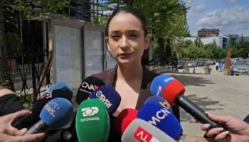 Mjeku akuzohet për ngacmim seksual, avokatja e 21-vjeçares: Ai ndiqte të njëjtën praktikë pune me të gjitha. Ka abuzuar për 33 vite