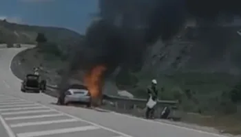 Mjeti përfshihet nga flakët në aksin Korçë-Ersekë, shpëton mrekullisht shoferi, shkrumbohet “Benz”-i