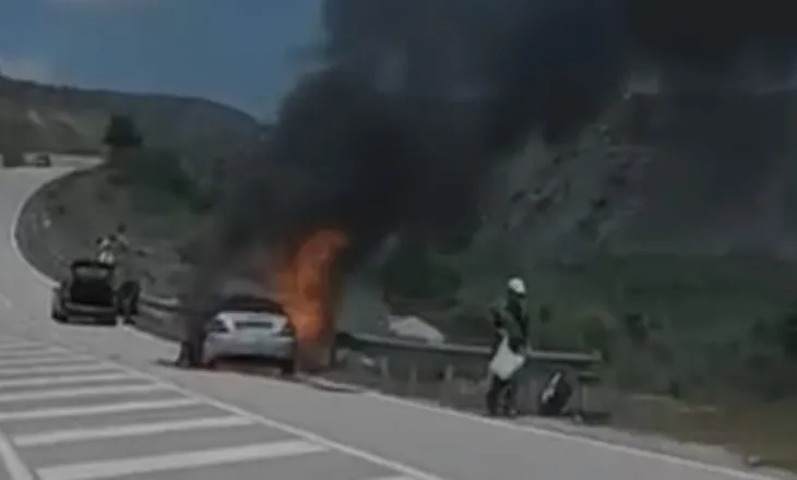 Mjeti përfshihet nga flakët në aksin Korçë-Ersekë, shpëton mrekullisht shoferi, shkrumbohet “Benz”-i