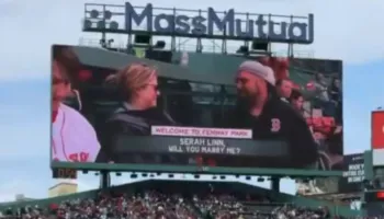 Moment i sikletshëm në stadiumin e Red Sox, propozimi i martesës bëhet viral në SHBA