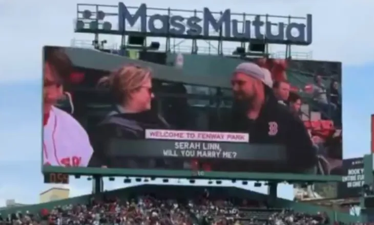 Moment i sikletshëm në stadiumin e Red Sox, propozimi i martesës bëhet viral në SHBA