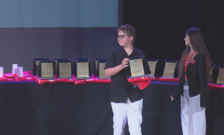 Momenti emocionues në 60-vjetorin e Universitetit të Arteve/ Zaho Rama merr certifikatën e mirënjohjes për gjyshin e tij, skulptorin e madh Kristaq Rama