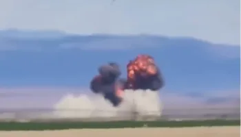 Momenti kur dy avionë luftarakë përplasen në ajër gjatë shfaqjes ajrore në SHBA