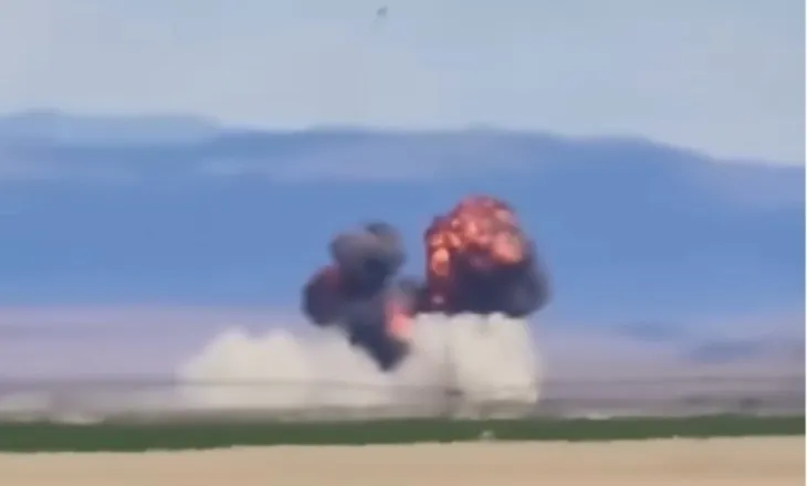 Momenti kur dy avionë luftarakë përplasen në ajër gjatë shfaqjes ajrore në SHBA