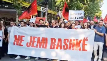 “Mora fjalë”, ‘jehon’ në Tiranë/ Protestës i janë bashkuar dhe studentë nga Kosova