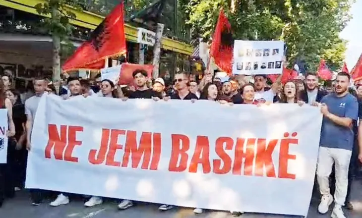“Mora fjalë”, ‘jehon’ në Tiranë/ Protestës i janë bashkuar dhe studentë nga Kosova