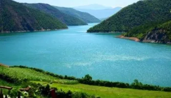Moratoriumi i peshkimit jep rezultate në liqenin e Kukësit, kërkohet respektimi i rregullave