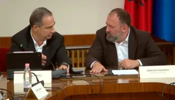 “Mos e ngri zërin, të flasë edhe mazhoranca”/ Tensione te ‘Territorialja’, Mazniku i merr mikrofonin Boçit, bashkëkryetari demokrat: Mos bëj si kalama, ta mbaroj unë njëherë