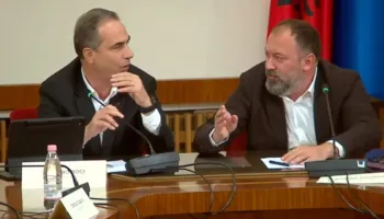 “Mos e shtyp butonin, si kalama dy vjeç”/ Përplasjet në “Territoriale”, Boçi i fik mikrofonin Maznikut: Merre tani, ta gëzosh