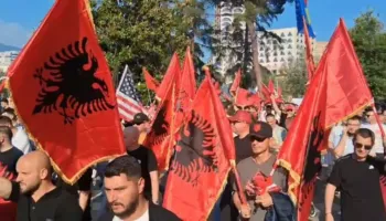 “Mos luani me durimin e rinisë…”/ Protesta e studentëve ‘vishet’ kuq e zi: Një gjuhë na bashkon