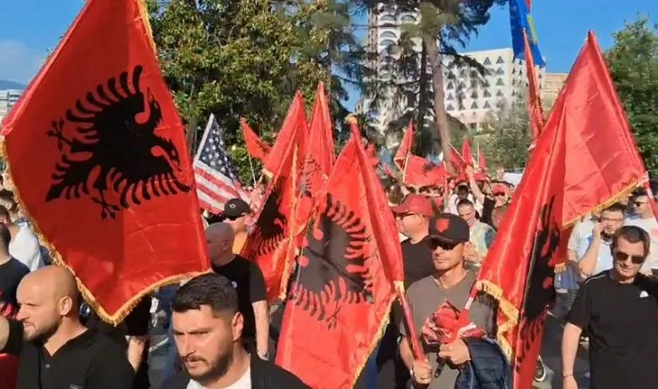 “Mos luani me durimin e rinisë…”/ Protesta e studentëve ‘vishet’ kuq e zi: Një gjuhë na bashkon
