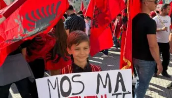 “Mos ma përktheni të ardhmen!”/ Mesazhi domethënës i djaloshit shqiptar në protestën për gjuhën shqipe në Shkup