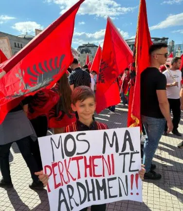“Mos ma përktheni të ardhmen!”/ Mesazhi domethënës i djaloshit shqiptar në protestën për gjuhën shqipe në Shkup