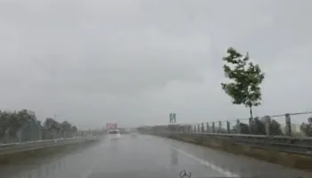 Mot i keq përfshin autostradën Fier-Vlorë, autoritetet u bëjnë apel shoferëve për kujdes të shtuar