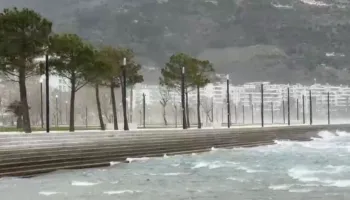 Moti i keq në Vlorë, ndalohet lundrimi për mjetet e vogla dhe peshkarexhat